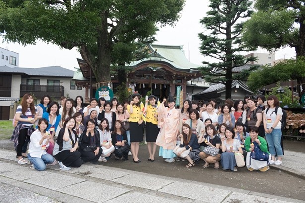 境内で参加者、出演者全員で記念撮影