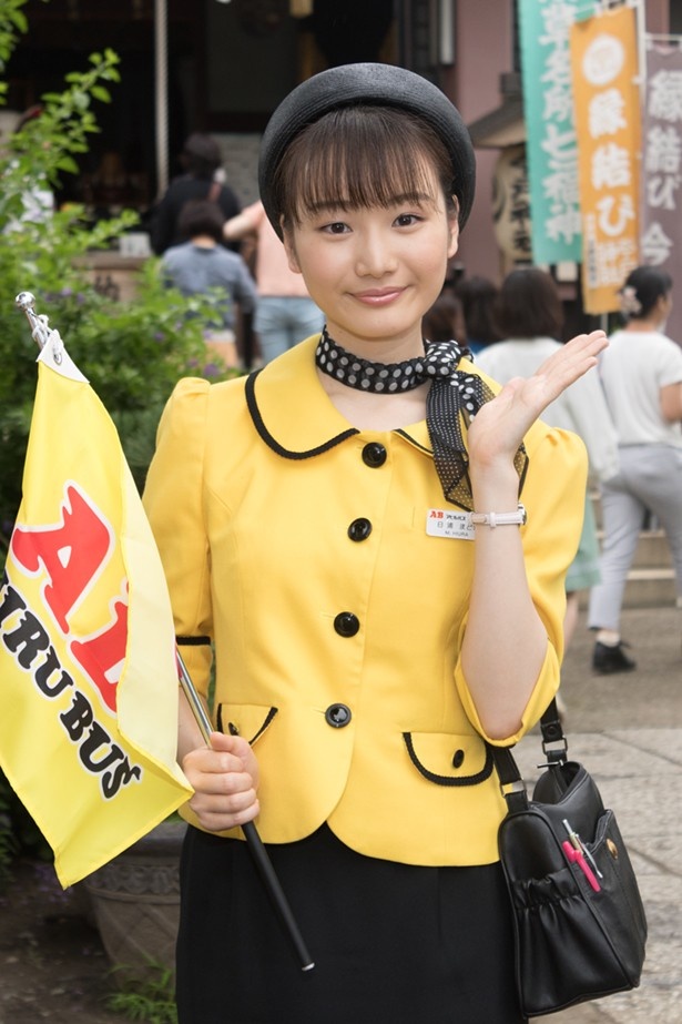 ツアー参加者に「縁結びの神様にお参りしましょう」と声をかけていた秋月成美