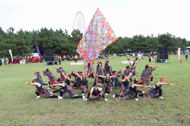 【写真を見る】鮮やかな衣装をまとい、ダイナミックな演舞を披露する昨年の南中ソーランコンテスト大賞｢扇弌門｣の演舞