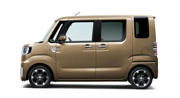 運転席からは見えにくい車両左側面の視界を確保して、室内のバックドア上部にリヤアンダーミラーを設定することで、後方視界の見晴らしの良さを実現