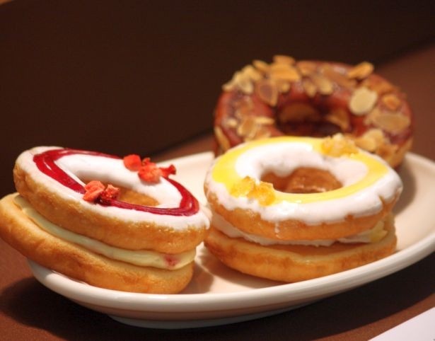 しっとり軽い食感のドーナツでホイップクリームなどを挟んだ「MISTER SUMMER DONUT」(183円～、ベリー・レモン・チョコの3種類)