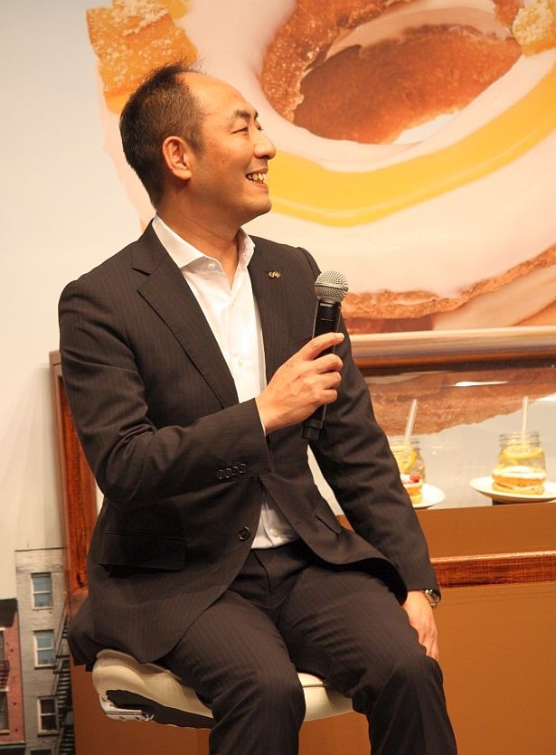 【写真を見る】相葉雅紀とトークセッションを行ったダスキン ミスタードーナツ事業本部運営部長 松井秀揮氏