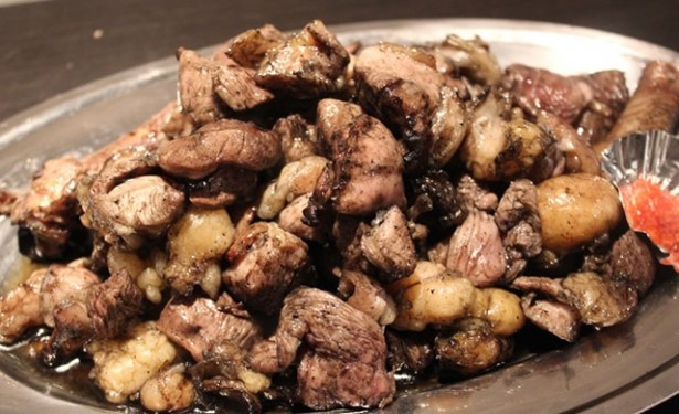 ももや精肉堂の「もも焼き(600円)」。ふっくらジューシーな鶏のもも肉は、スパークリングワインにもビールにもあう
