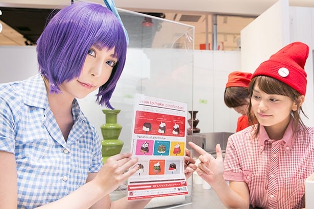 スタッフがピノフォンデュの手順を教えてくれる