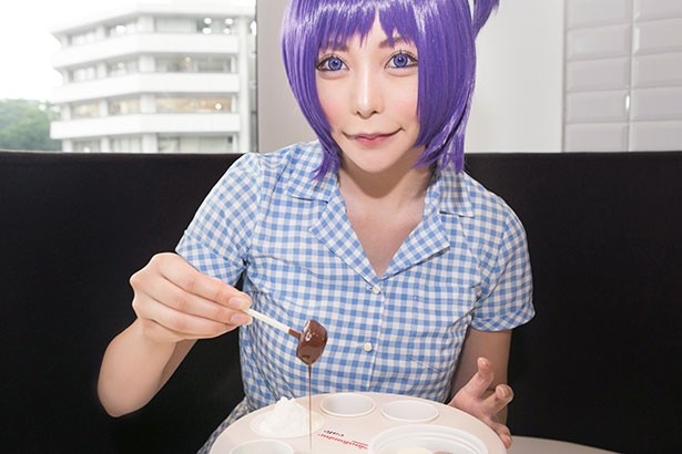 チョコレートソースにアイスを浸そう