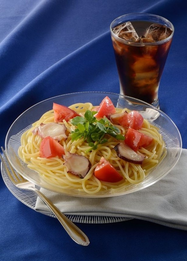 【写真を見る】旬のトマトを使った冷製パスタが期間限定で登場！