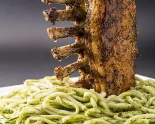 吉祥寺に現れた「進撃の巨人」級の肉うどん！