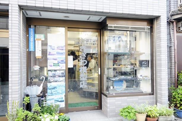 こぢんまりとした店内に、レア物がビッシリ