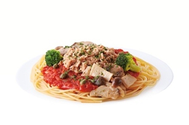 さっぱりしたトマトソースの｢ツナときのこのトマトパスタ｣(450円)。みじん切りにしたニンニクをじっくり加熱、じっくり炒めたタマネギで風味がアップ ※沖縄県を除く