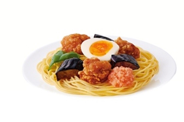 ナスにだしを含ませ、だしがしっかり効いた｢鶏とお野菜の和パスタ｣(450円)。醤油風味の鶏空揚げ、もみじおろしなどと合わせた ※宮崎県、鹿児島県、沖縄県を除く