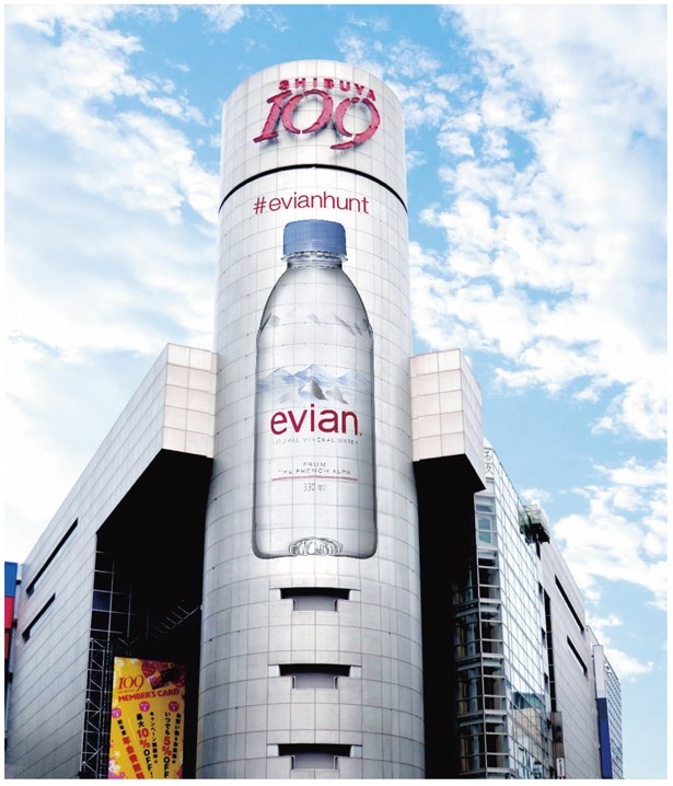 【写真を見る】SHIBUYA 109の屋外広告をはじめ、渋谷と梅田の街を「エビアン」がジャック！