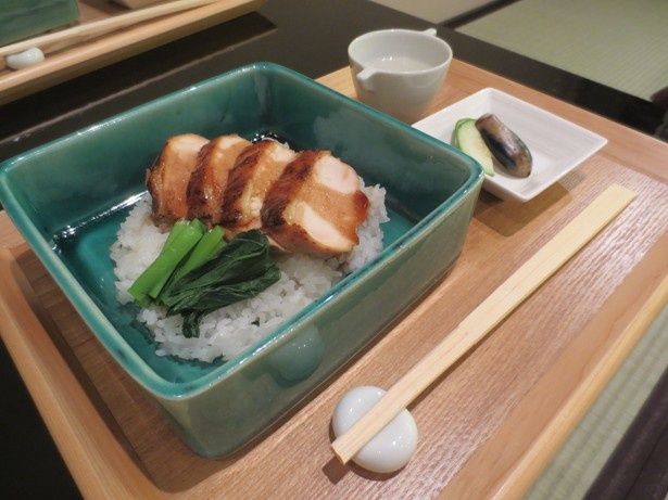 白スープ、漬物などが付く「大山どり照り焼き」(1,000円)