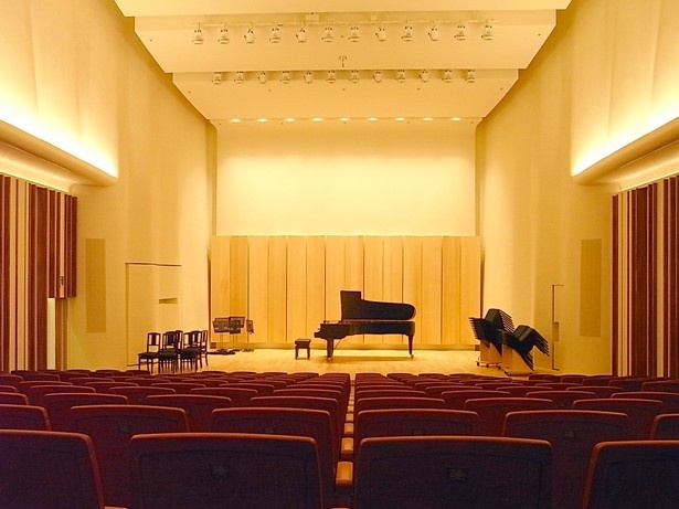 6～8階のふきのとうホールは、座席数221席の本格コンサートホール。音楽監督・岡山潔氏の監修の下、国内外のアーティストによるクラシックコンサートを開催