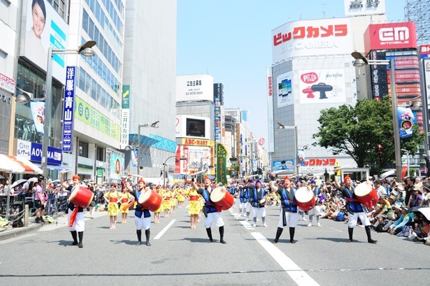【写真を見る】都会のど真ん中で圧巻のパフォーマンス