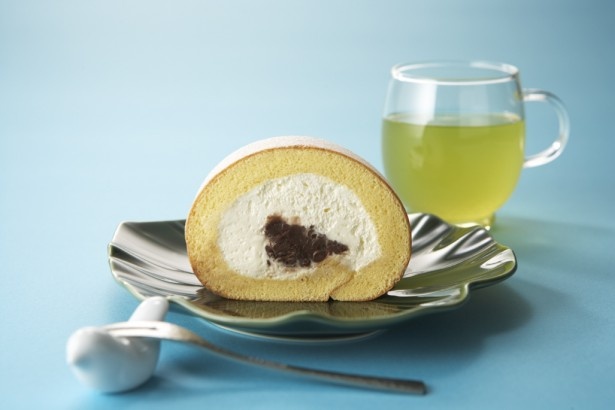 ｢堂島あずきロール＆日本茶セット｣(920円)。北海道産のクリームとこだわりの小豆あんをしっとり生地で巻いた人気商品とのセット ※あずきロール単品は620円