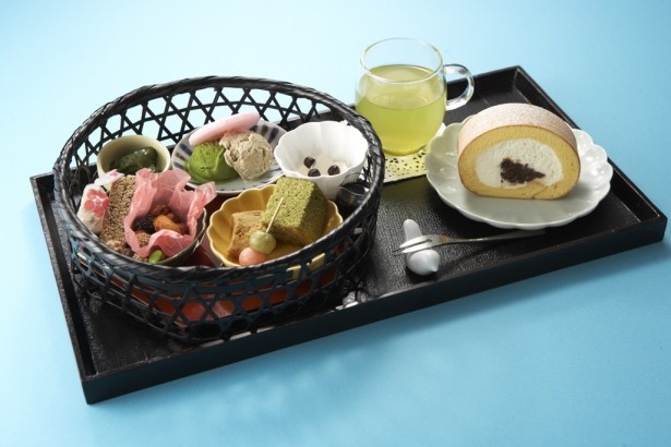 数量限定の｢紬セット｣(あずきロール1480円/お抹茶ロール1510円)。老舗店のお茶、関西各地の銘菓、ロールケーキがいっぺんに楽しめる