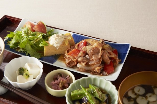 ｢紬 –つむぎ-お膳 豚肉の生姜照り焼き｣(1200円)。オリジナルの生姜ソースを使用。野菜と肉をバランス良く組み合わせ