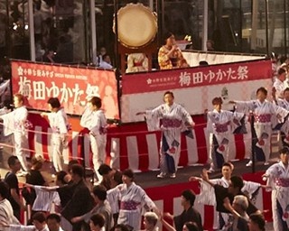 振舞酒＆ライブの前夜祭！梅田のど真ん中で盆踊り大会
