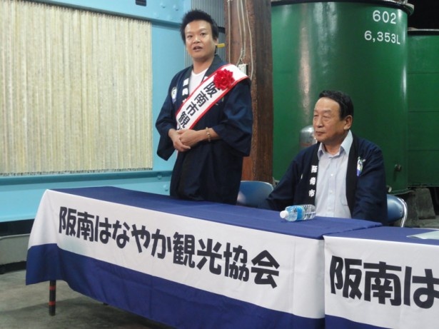 同酒ラベルのいきさつを話す星田さん