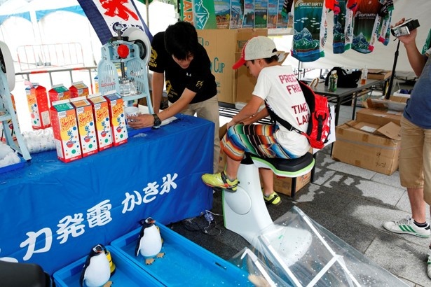 【写真を見る】ペダルを回して無料でもらえる「人力発電カキ氷」