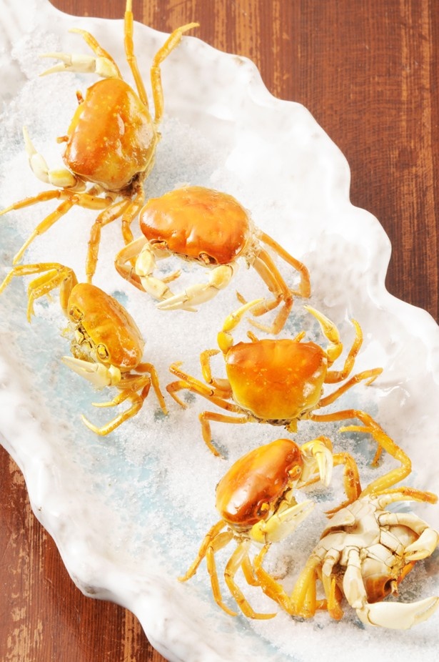 まぶした塩でさっぱりと食べられる「沢カニの姿揚げ」(580円)