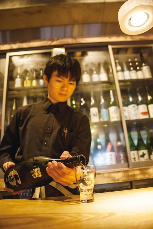「Sake Fun ぞっこん。」では、秋田の純米吟醸「新政NO.6 S-type」 (734円)の他、常時約50種類もの日本酒をラインアップ！