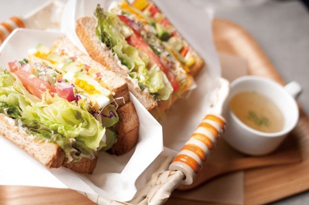NIGHTFLYでは7月上旬から、野菜が12種類以上も入るサンドイッチを出すランチも開始！