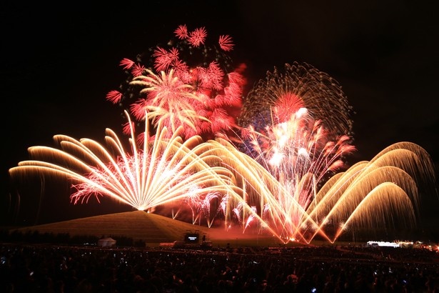 札幌・モエレ沼公園で花火界のレジェンドが競演！｜ウォーカープラス