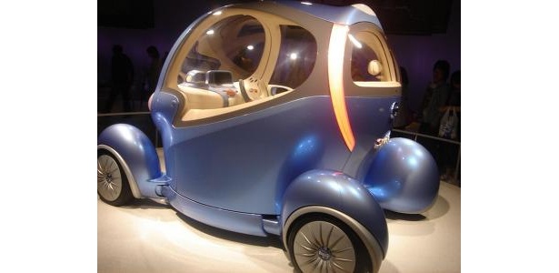 後ろから見ると車内の様子がよくわかる