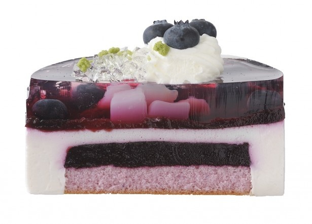 【写真を見る】｢ブルーベリーのケーキ｣断面。ブルーベリーヨーグルト風味のムースの上に、ナタデココ入りのブルーベリーゼリーを重ねている