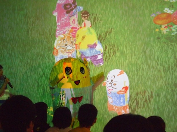 子どもたちが描いたふなっしーの中にアンパンマン風のふなっしーを見つけ、「尊敬する大先輩なっしー！」と挨拶をする場面も