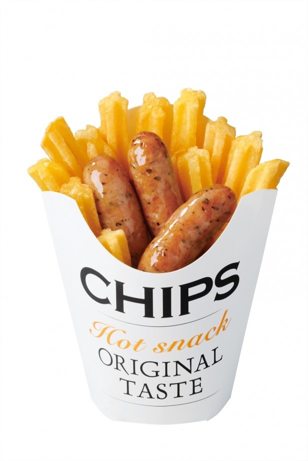 【写真を見る】｢ペッパーソーセージ＆チップス｣(230円)。クリーミーな甘みとサクサク食感が特長の｢Xフライドポテト｣と黒こしょうがピリっと効いたソーセージ3本のセット