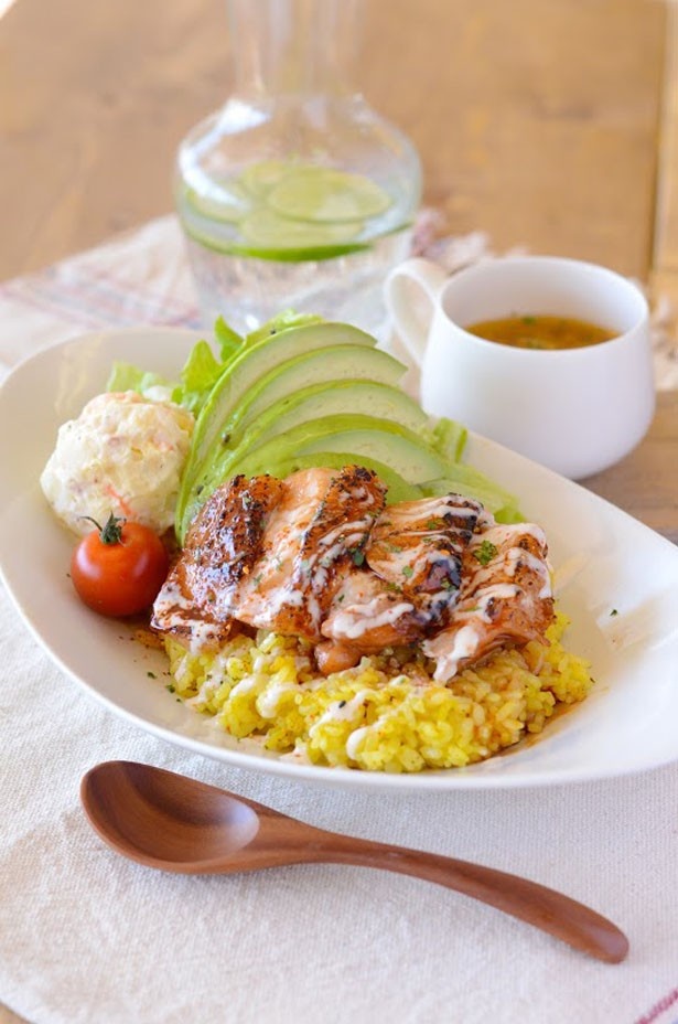 フードブースで味わえる「チキンオーバーライス」(1200円)。サフランライスの上に炒めたチキンを乗せたアメリカで人気のメニュー