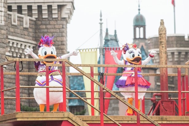 【写真を見る】「雅絢爛・燦！」チームのドナルドダックとデイジーダッグは、活気溢れる踊りを披露！