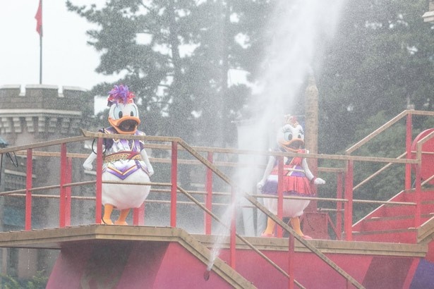 フロートから大量の水が放出！