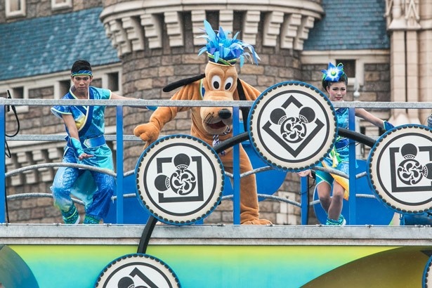 プルートもコミカルな動きでキュートに踊る
