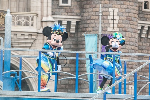 キレのあるダンスを披露する、ミッキーマウスとミニーマウス