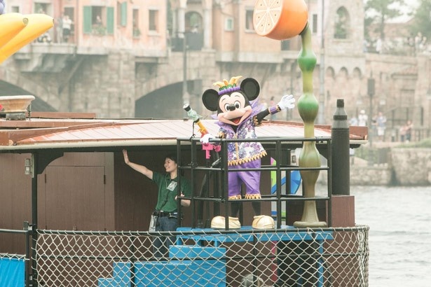 ミッキーマウスをはじめとしたディズニーの仲間たちと、ずぶ濡れのカーニバルを楽しもう！