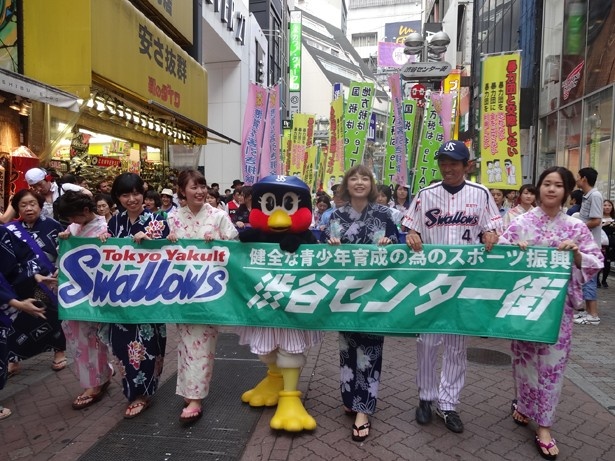 【写真を見る】女子大学生の登場で会場はより華やかに