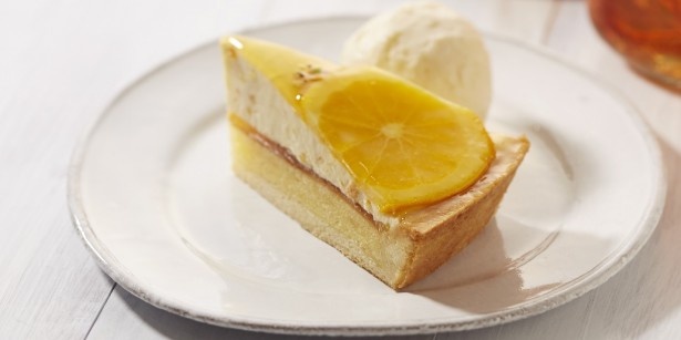 オレンジスライスが華やかな｢オレンジアプリコットタルト｣(430円) ※写真はアイス1玉とセットドリンクが付くスイーツプレート770円