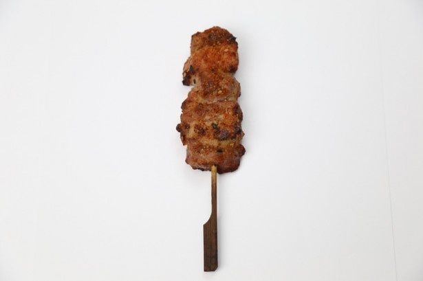 ｢豚タン串(ピリ辛七味)｣(168円)。豚たんの根元を柔らかく仕上げ、カリッとした噛み応えと程よい辛さが食欲をそそる ※7月14日(火)発売