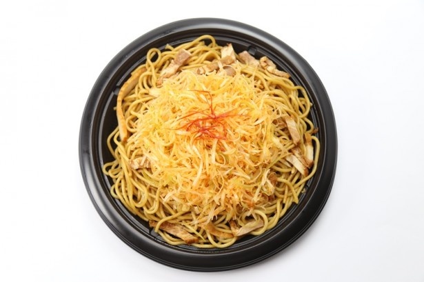 ごまラー油とピリ辛ネギの相性が良い｢ネギどっさりピリ辛醤油焼そば｣(498円) ※7月15日(水)発売