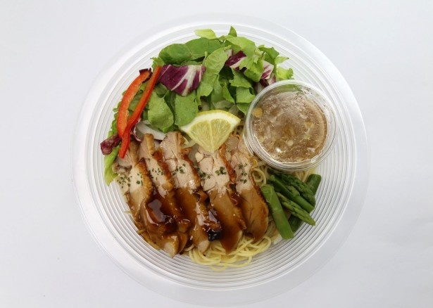 ｢バルサミコソースの冷製パスタ｣(480円)。バルサミコ酢と塩で下味をつけて焼いたチキンの上からさらにバルサミコソースを掛けている ※7月15日(水)発売