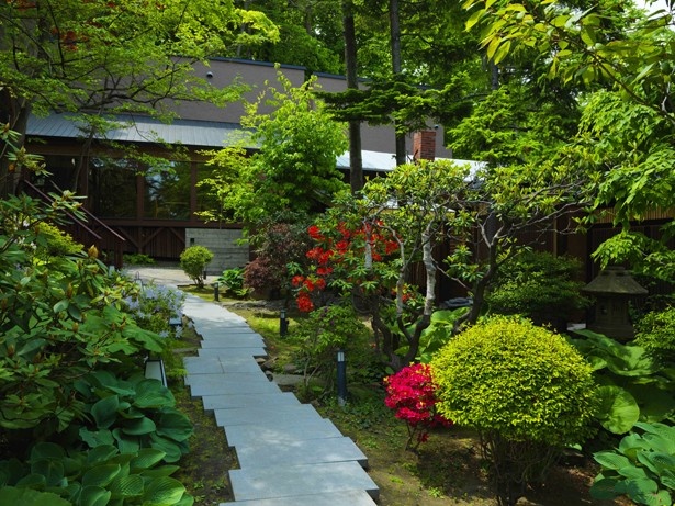 四季折々に表情を変える約1000坪の広大な日本庭園