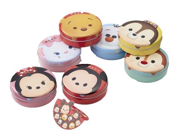 【写真を見る】ディズニーツムツムコーナーも登場！「ツムツム めもかん」(各648円)など人気グッズも多数取り揃えている