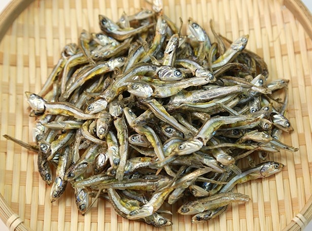 【写真を見る】「すごい！煮干ラーメン」で実際に使用されている約20種の煮干しを味わえる