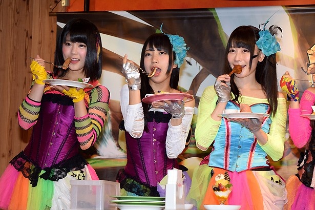 左より、仮面女子の川村虹花、月野もあ、桜のどか