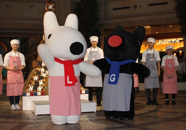 イメージキャラクターのリサとガスパールがお出迎え