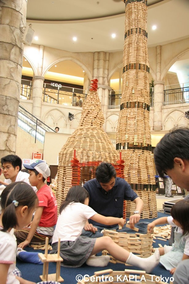 【写真を見る】フランス生まれの“魔法の積み木”KAPLAブロックでできたエッフェル塔を展示