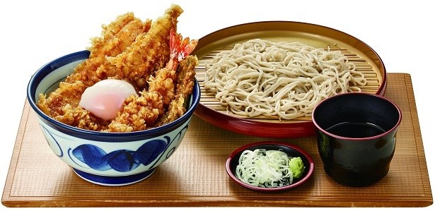大江戸天丼(半熟卵付)と小そば(冷)のセット(960円)など、天丼とうどん/そばのセット商品も販売